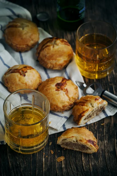 Smördeg paj med köttfärs kött. Tonas bild — Stockfoto