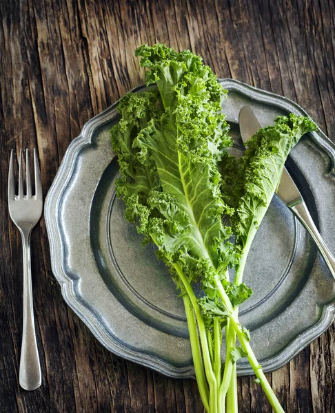 Col rizada verde fresca en el plato. Concepto de alimentación saludable — Foto de Stock