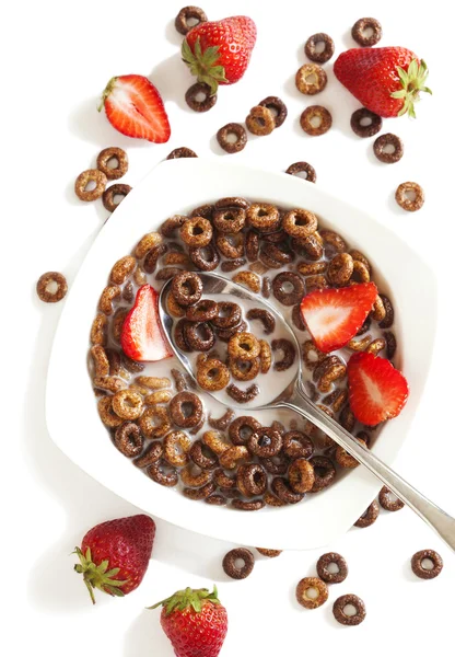 Cereales de chocolate y fresas para el desayuno — Foto de Stock