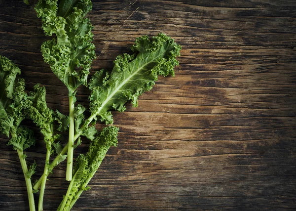 Fresh Green Kale em fundo de madeira — Fotografia de Stock