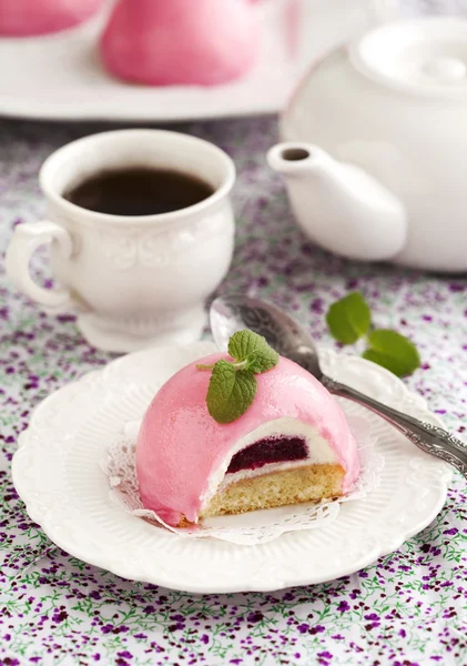 Bush black currant cake with creamy mousse. — Stock Photo, Image