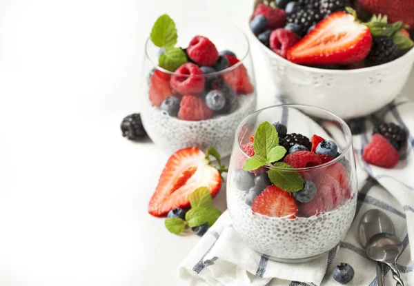 Chia zaad pudding met bessen — Stockfoto