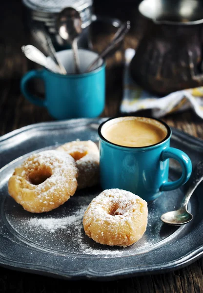 Pączki i kawa na ciemny drewniany stół — Zdjęcie stockowe