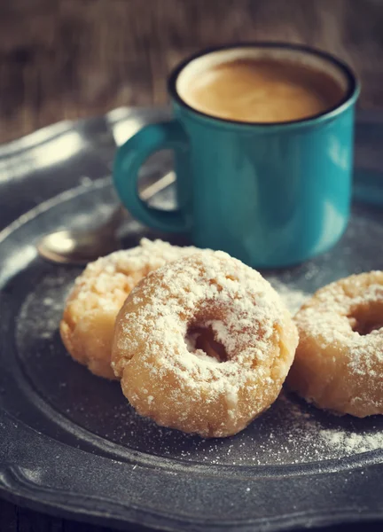 Donuts e xícara de café. Imagem tonificada — Fotografia de Stock