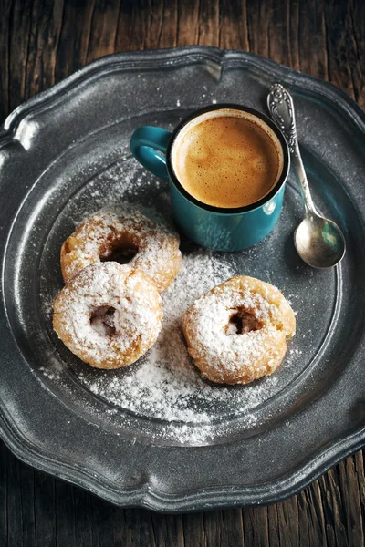 Donuts e xícara de café. Imagem tonificada — Fotografia de Stock