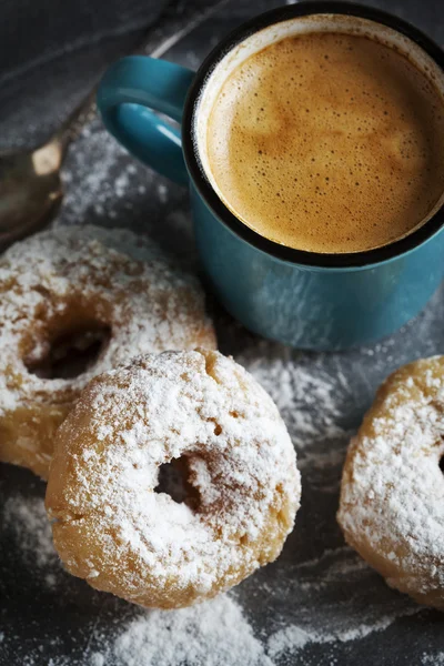 Donuts et tasse de café . — Photo