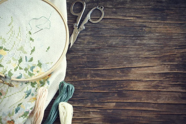 Le processus de travail d'une broderie au point de croix . — Photo