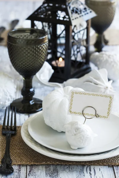 Decoración de mesa de Halloween en colores blanco y negro — Foto de Stock