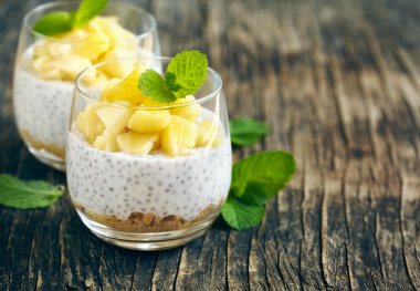 Chia tohum puding karamelize elma ve ezilmiş tahıl çerezler ile