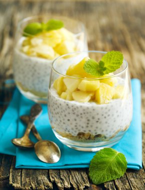Chia tohum puding karamelize elma ve ezilmiş tahıl çerezler ile