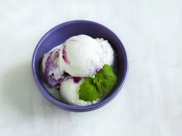 Ice cream with black currant — Stock Photo, Image