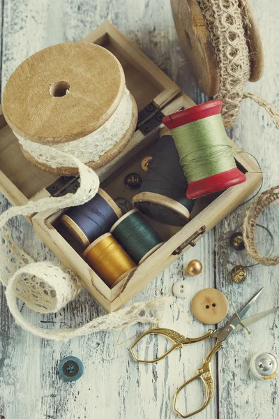 Herramientas para costura, hilo de coser, tijeras, botones y cordones vintage —  Fotos de Stock