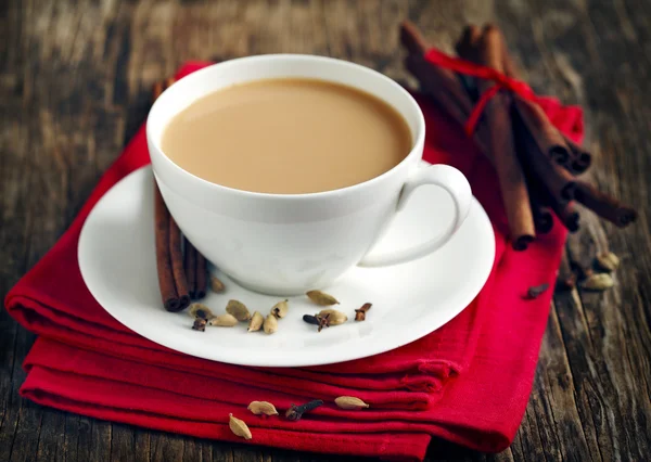 Ινδική μαύρο τσάι. Τσάι Masala. Καρυκευμένο τσάι με γάλα — Φωτογραφία Αρχείου