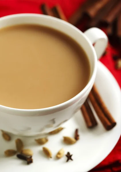 Ινδική μαύρο τσάι. Τσάι Masala. Καρυκευμένο τσάι με γάλα — Φωτογραφία Αρχείου