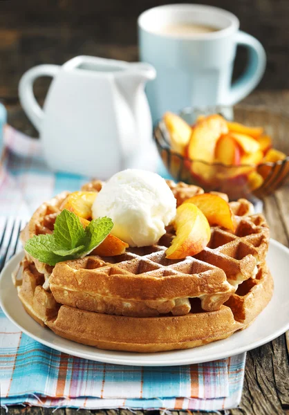 Dondurma ve taze şeftali ile Belçika waffle