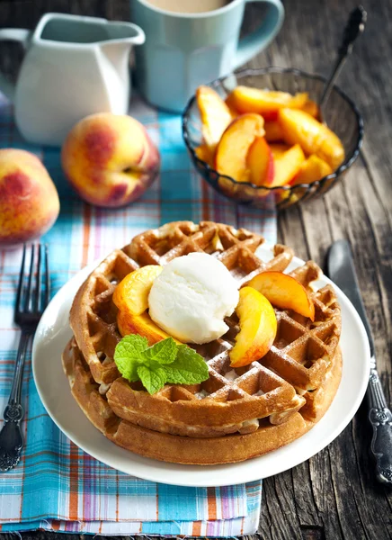 Belgian waffles with ice cream and fresh peaches — Stock Photo, Image