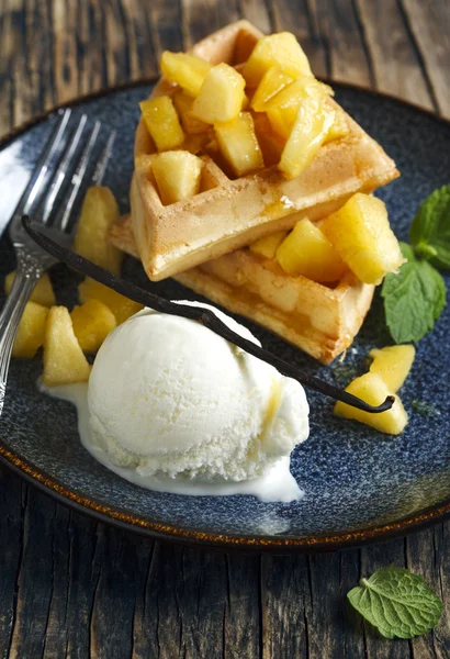 Belgische wafels met gekarameliseerde apple en honing — Stockfoto