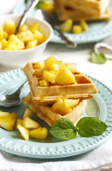 Gofres belgas con manzana caramelizada y miel —  Fotos de Stock