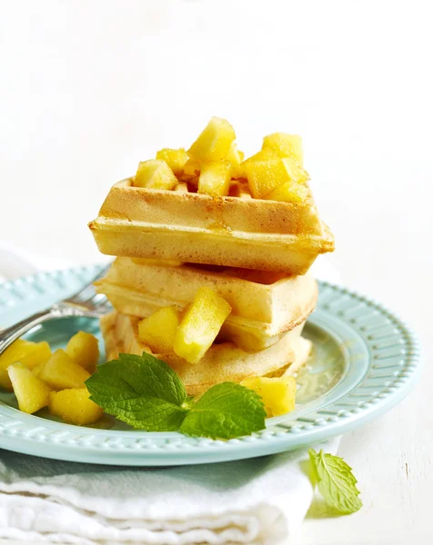 Belgische wafels met gekarameliseerde apple en honing — Stockfoto