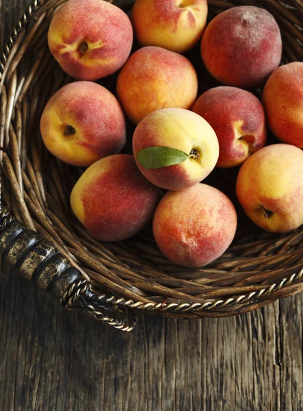 Свежие органические персики в корзине — стоковое фото