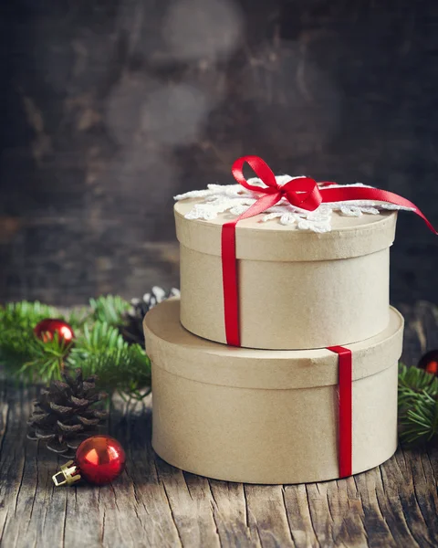 Caixas de presente de Natal e ornamentos — Fotografia de Stock