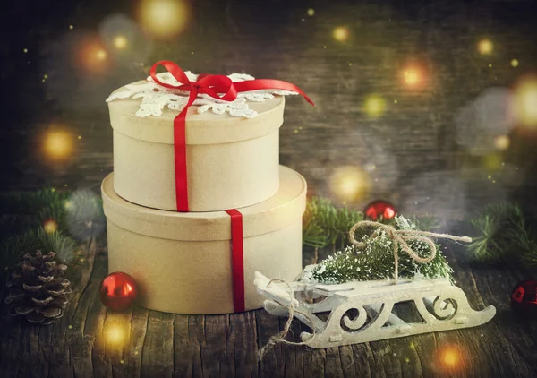 Caixas de presente de Natal e ornamentos — Fotografia de Stock