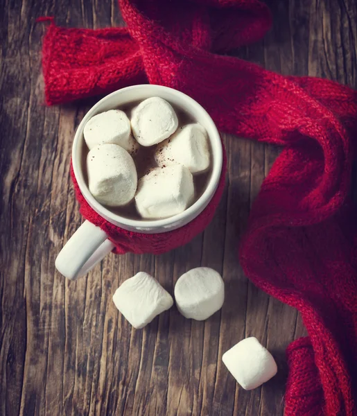 Caneca cheia de chocolate quente e marshmallows. Imagem tonificada — Fotografia de Stock