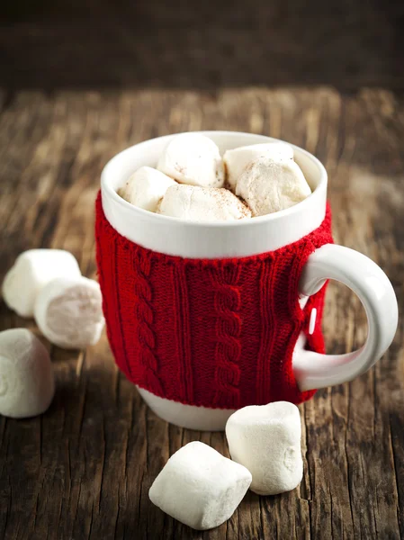 Taza llena de chocolate caliente y malvaviscos — Foto de Stock