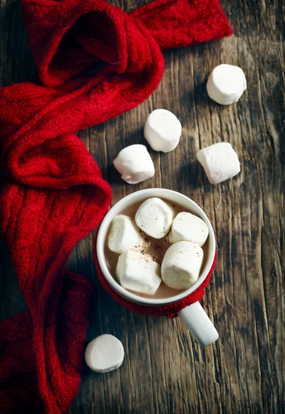 Caneca cheia de chocolate quente e marshmallows. Imagem tonificada — Fotografia de Stock