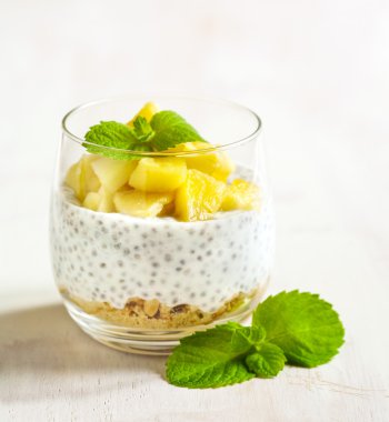 Chia tohum puding karamelize elma ve ezilmiş tahıl çerezler ile