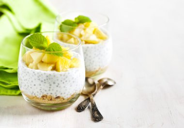 Chia tohum puding karamelize elma ve ezilmiş tahıl çerezler ile