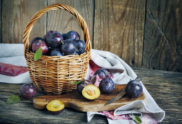 Fresh plums in basket — Stock Photo, Image