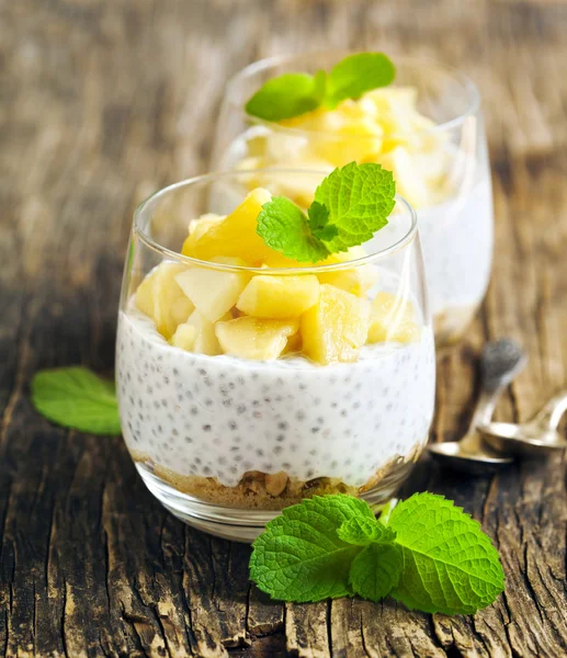 Pouding aux graines de chia aux pommes caramélisées et biscuits aux grains écrasés — Photo