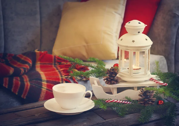 Natura morta dettagli interni, tazza di caffè, candele e decorazioni natalizie — Foto Stock