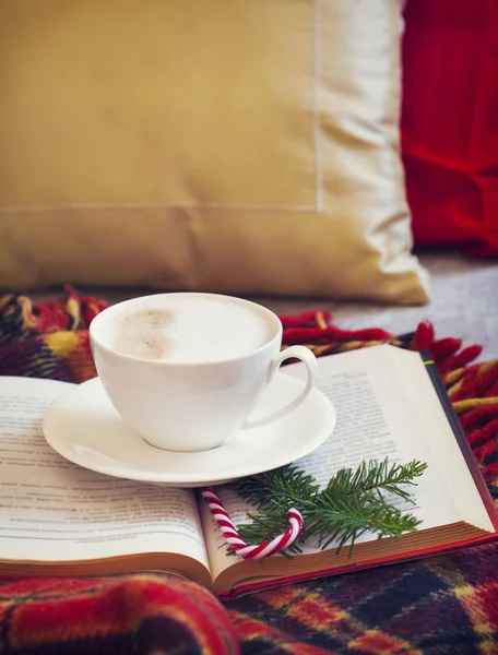 Cup of coffee and book — Stock Photo, Image