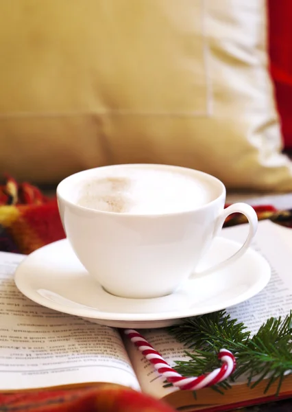 Kopp kaffe och bok — Stockfoto