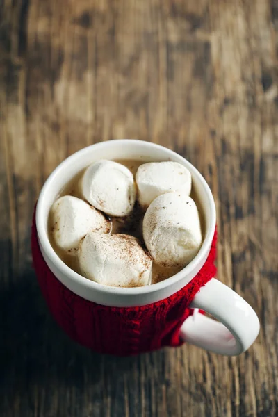 Κούπα γεμάτη με ζεστή σοκολάτα και marshmallows — Φωτογραφία Αρχείου