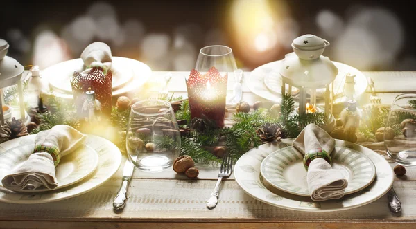 Kersttafel gedekt. Vakantie decoraties. — Stockfoto