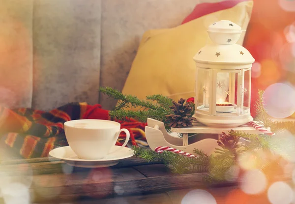 Stilleven interieur details, kopje koffie, kaarsen en decoratie van Kerstmis — Stockfoto