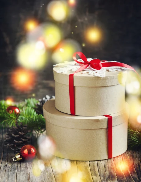 Caixas de presente de Natal e ornamentos — Fotografia de Stock