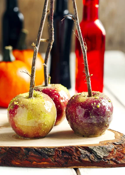 Карамельные яблоки с фисташками — стоковое фото