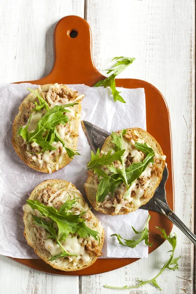 Atum italiano derreter bruschetta — Fotografia de Stock