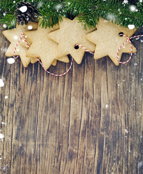 Weihnachtsplätzchen auf hölzernem Hintergrund — Stockfoto