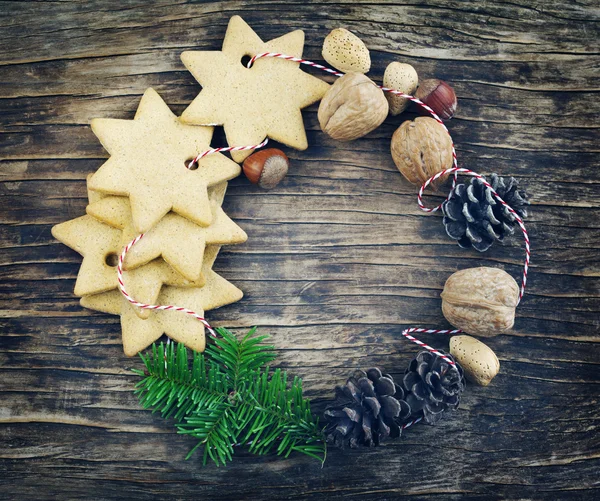 Karácsonyi koszorút készült cookie-kat, dió, fenyő kúpok és fenyő ágak — Stock Fotó