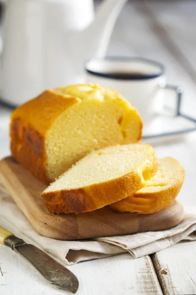 Golden loaf cake — Stock Photo, Image