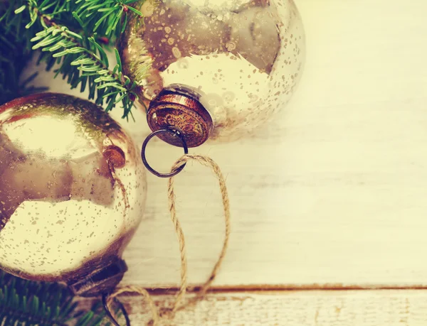 Vintage kerstballen met fir takken. — Stockfoto