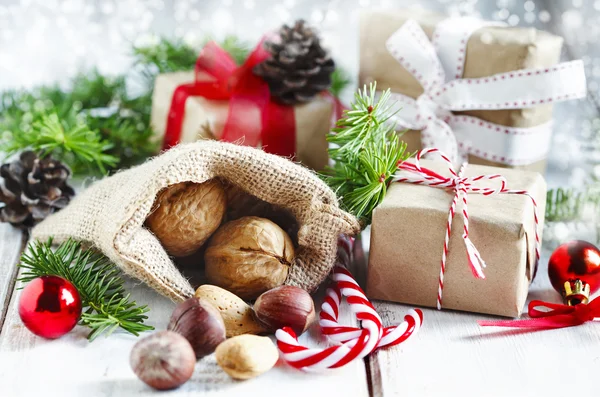 Regalo de Navidad sobre fondo de madera — Foto de Stock