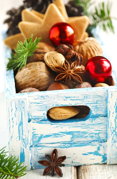 Biscoitos de Natal, nozes e anis em caixa de madeira . — Fotografia de Stock