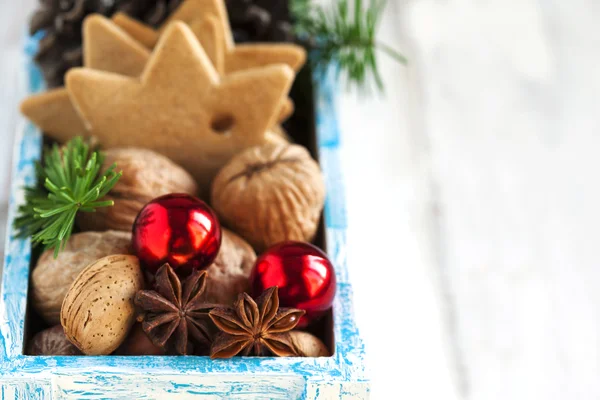 Biscoitos de Natal, nozes e anis em caixa de madeira . — Fotografia de Stock