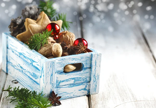 Weihnachtsplätzchen, Nüsse und Anis in Holzkiste. — Stockfoto